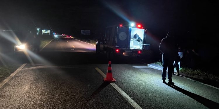 Grave acidente envolvendo pick-up Strada e motocicleta deixa duas vítimas fatais na BA-250