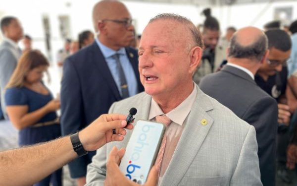 Deveria estar claro que só pode uma reeleição, diz Adolfo Menezes após afastamento