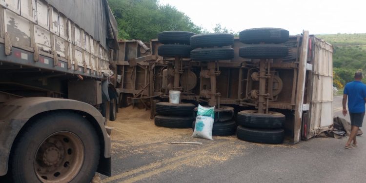 Carreta de soja tomba na BA-026 entre Planaltino e Nova Itarana; Rodovia já foi liberada