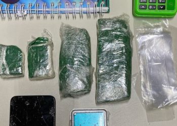 Polícia Militar apreende pasta base de cocaína e resgata criança abandonada em Jaguaquara