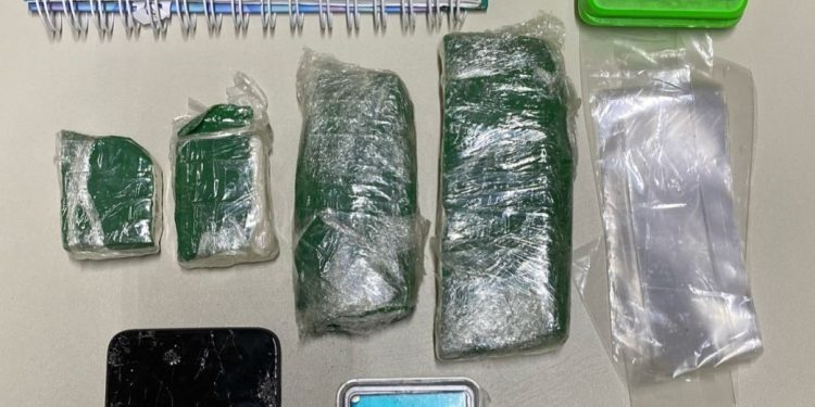 Polícia Militar apreende pasta base de cocaína e resgata criança abandonada em Jaguaquara