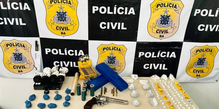 Polícia Civil cumpre mandados de prisão e busca, e apreende drogas e armas na Operação Arcano em Jequié