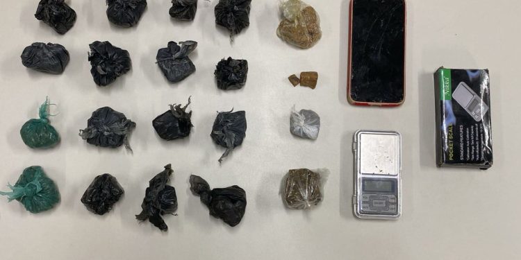 Polícia Militar prende dois homens por tráfico de drogas no Entroncamento de Jaguaquara