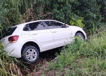 Carro tomba na BA-650 entre Ipiaú e Ibirataia após condutor perder controle na pista