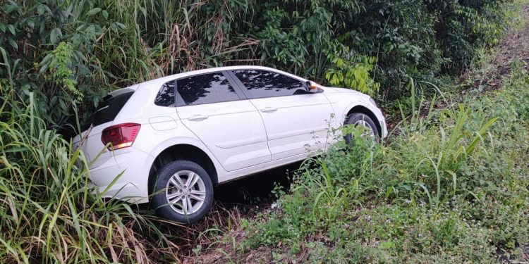 Carro tomba na BA-650 entre Ipiaú e Ibirataia após condutor perder controle na pista