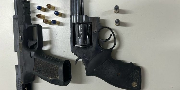 Polícia Militar prende dupla armada que fez morador refém durante fuga no bairro KM 03, em Jequié