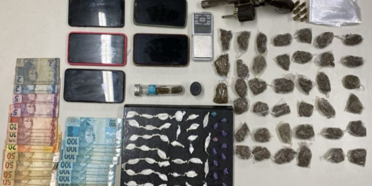 Dois homens são presos em Jaguaquara suspeitos de tráfico de drogas e porte ilegal de arma de fogo