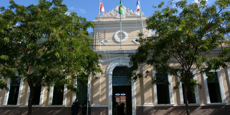 Auditoria aponta irregularidades na merenda escolar em Vitória da Conquista, diz TCM