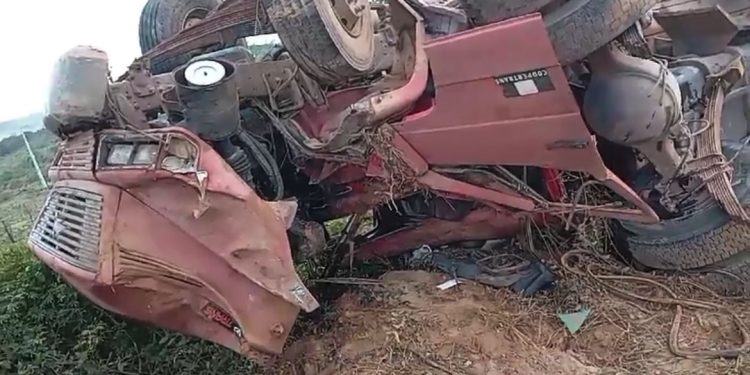 Vereador de Lagedo do Tabocal sofre acidente após caminhão perder freios e capotar