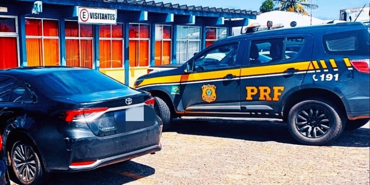 Homem troca terreno na praia por Corolla blindado e acaba preso pela PRF em Simões Filho