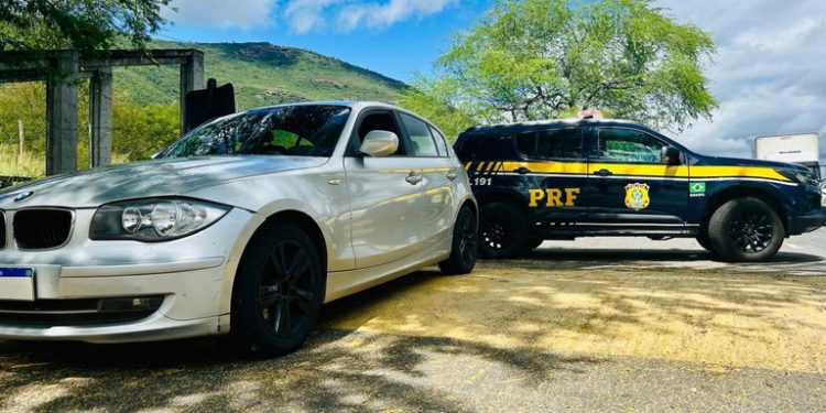 Condutor de BMW é detido pela PRF com registro de estelionato em Jequié