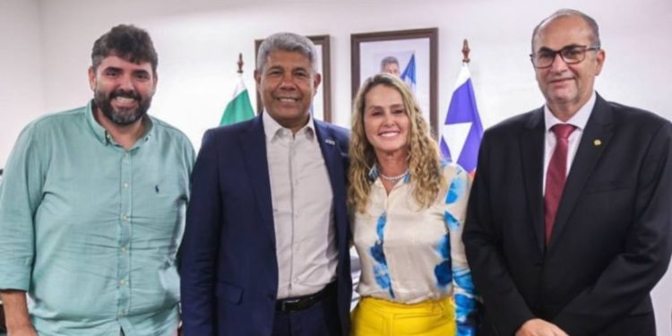 Jerônimo demonstra insatisfação com atraso nas obras da BA-545, e anuncia entrega de obras para Jaguaquara