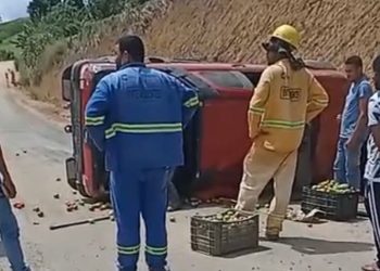 Picape com carga de verduras tomba na BA-545, na zona rural de Jaguaquara