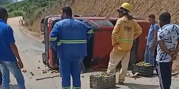 Picape com carga de verduras tomba na BA-545, na zona rural de Jaguaquara