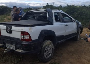 Mulher morre em capotamento na BA-250, em Maracás; esposo que é sargento da PM ficou ferido