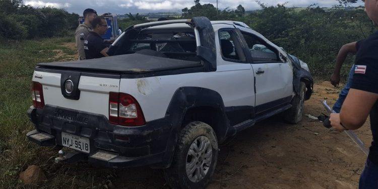 Mulher morre em capotamento na BA-250, em Maracás; esposo que é sargento da PM ficou ferido