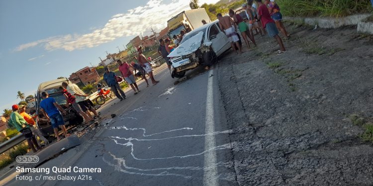 Batida entre dois veículos deixa feridos na BR-420, trecho da saída de Jaguaquara para Itaquara