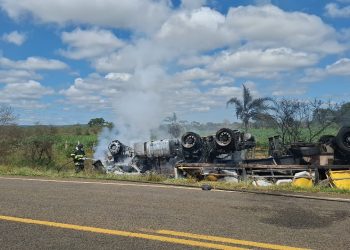 Carreta carregada de cimento tomba e pega fogo na BA-026; motorista morre carbonizado