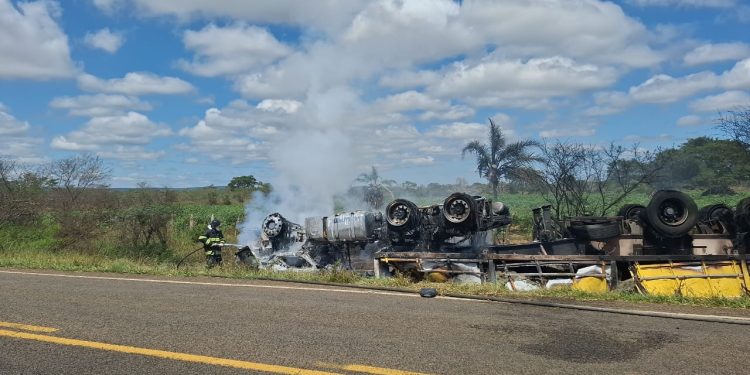 Carreta carregada de cimento tomba e pega fogo na BA-026; motorista morre carbonizado