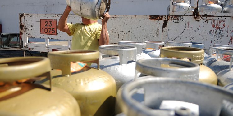 Acelen anuncia redução de quase 8% no preço do gás de cozinha na Bahia