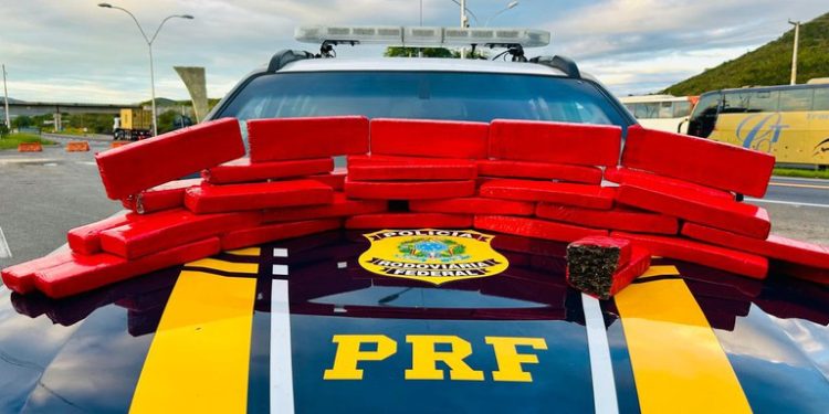 Maconha no bagageiro: PRF intercepta passageiro com 25 kg da droga em ônibus de turismo em Jequié