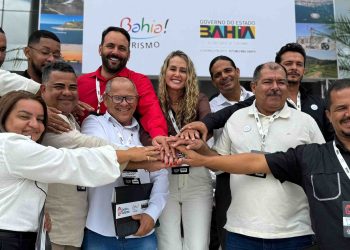Acompanhando a prefeita Edione, Nildo Piropo e vereadores participam de seminário com Jerônimo em Feira de Santana