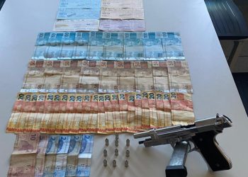 PM apreende arma, munições e mais de R$ 28 mil com suspeito em Jaguaquara