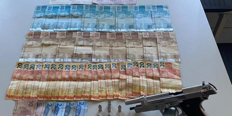 PM apreende arma, munições e mais de R$ 28 mil com suspeito em Jaguaquara