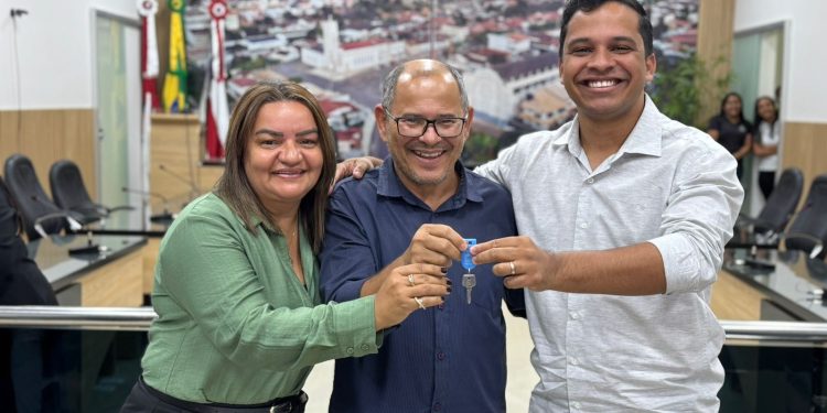 Câmara de Jaguaquara entrega novos gabinetes a vereadores: “Uma conquista imensa para o povo”, diz Nildo Pirôpo