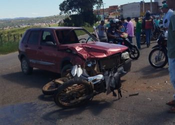 Batida entre carro e moto deixa motociclista ferido na BA-545, na saída para o Baixão