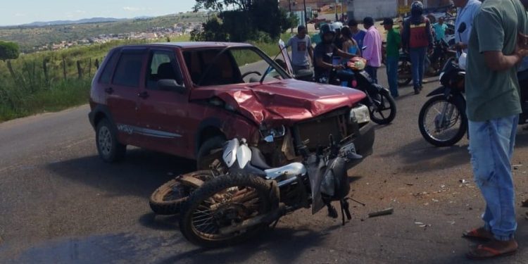 Batida entre carro e moto deixa motociclista ferido na BA-545, na saída para o Baixão