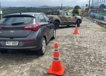Carro roubado em Minas Gerais é apreendido pela PRE na BA-250, em Itiruçu
