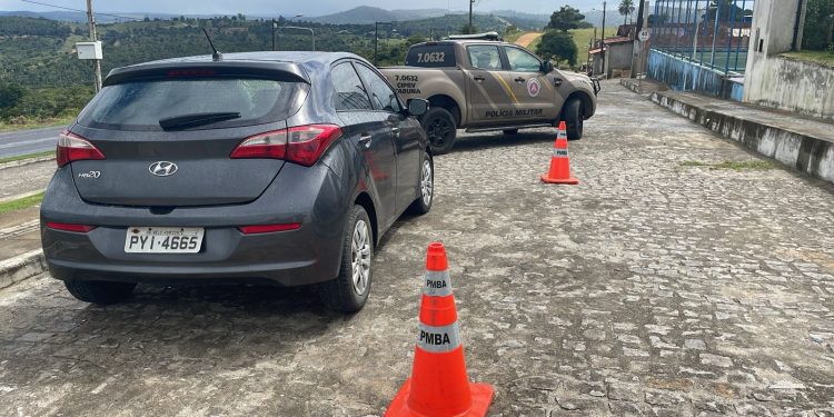 Carro roubado em Minas Gerais é apreendido pela PRE na BA-250, em Itiruçu