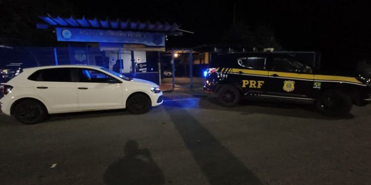 Carro furtado em São Paulo é recuperado pela PRF durante fiscalização na BR-116, em Jequié