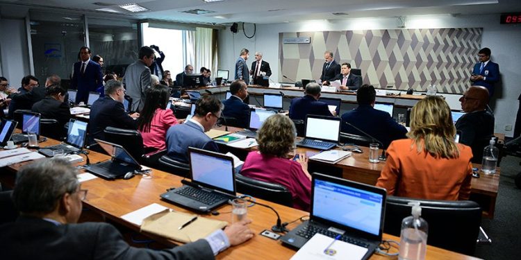 CCJ do Senado aprova PEC do fim da reeleição no Executivo