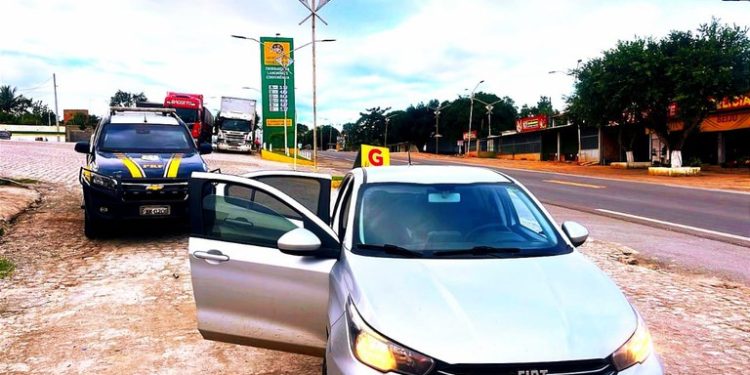 Carro clonado é interceptado pela PRF na BR 101 em Laje