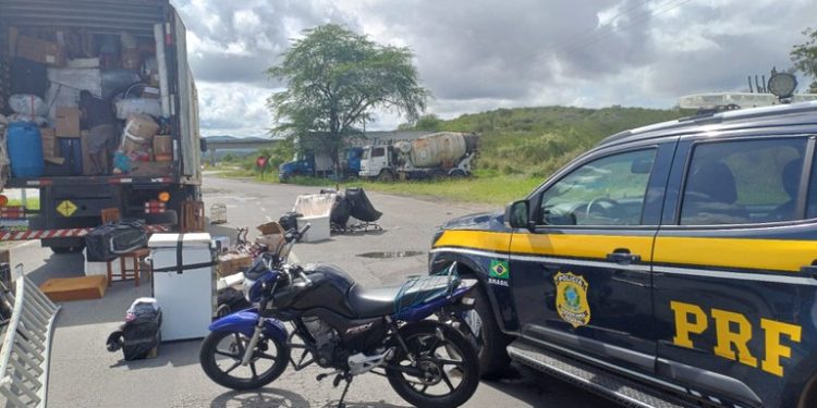 PRF recupera motocicleta roubada que era transportada em caminhão de mudanças em Jequié