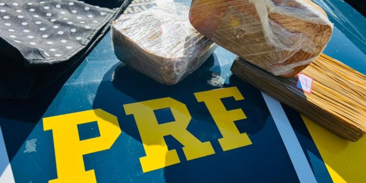 PRF apreende 3 KG de cocaína em ônibus na BR-116, em Jequié