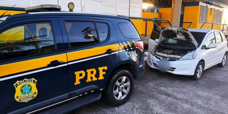 Homem é preso pela PRF trafegando com carro roubado comprado pelo valor de R$ 28 mil