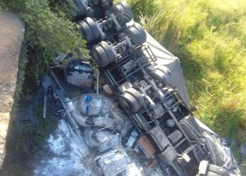 Carreta despenca de ponte após batida na BR-116, trecho do KM 70, em Irajuba