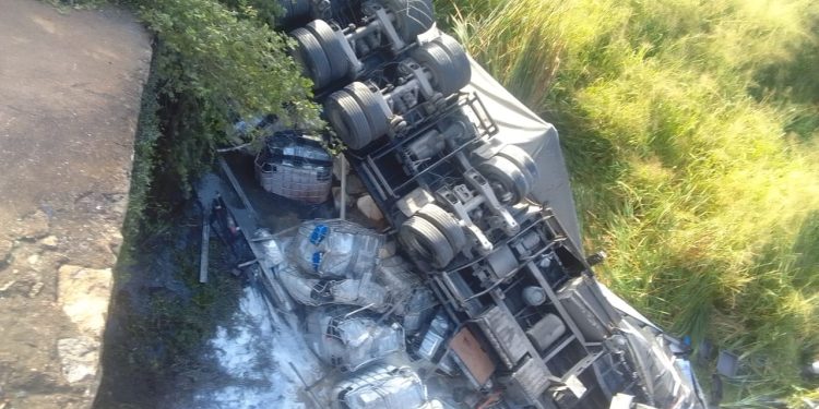 Carreta despenca de ponte após batida na BR-116, trecho do KM 70, em Irajuba