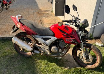 Polícia Civil recupera moto roubada e apreende pistola calibre .22 em ação conjunta em Itaquara
