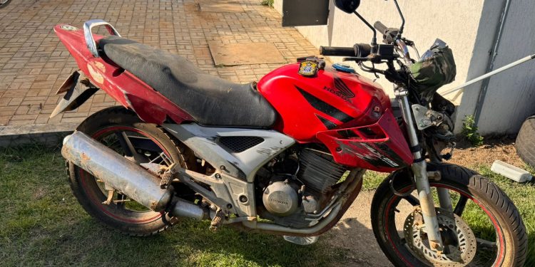 Polícia Civil recupera moto roubada e apreende pistola calibre .22 em ação conjunta em Itaquara
