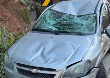 Carro capota na BR-330 em trecho de curva entre Jequié e Jitaúna