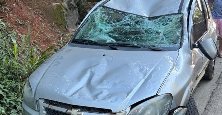 Carro capota na BR-330 em trecho de curva entre Jequié e Jitaúna