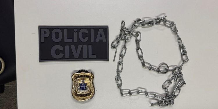 Após ser resgatada de cárcere privado, mulher é presa por homicídio; companheiro foi detido