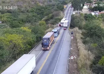Carro é atingido por carreta e despenca de ponte na BR-116, em Cândido Sales