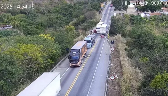 Carro é atingido por carreta e despenca de ponte na BR-116, em Cândido Sales