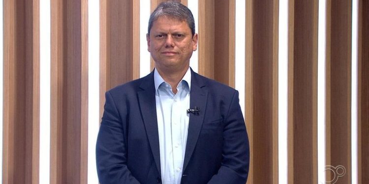 Lula colocou ideologia acima da economia e se esconde atrás de Bolsonaro, diz Tarcísio