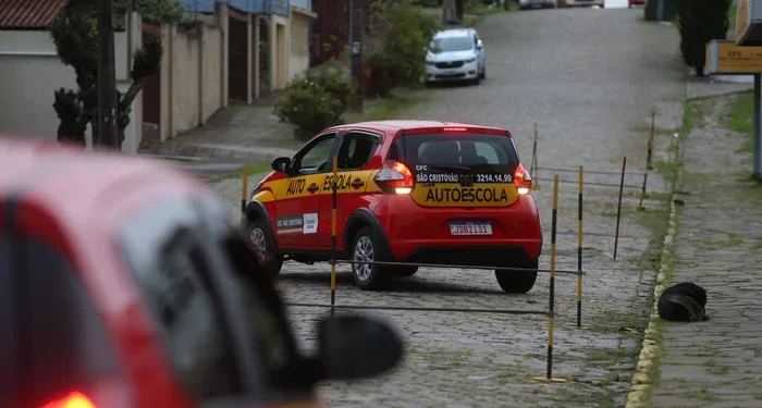 Governo estuda acabar com obrigação de autoescola para tirar CNH